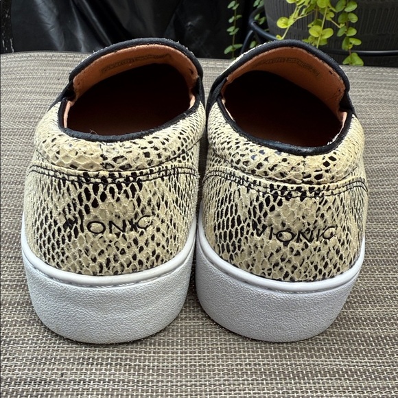 Vionic Demetra Croc Size 6 Slip-On Loafers - Picture 3 of 10